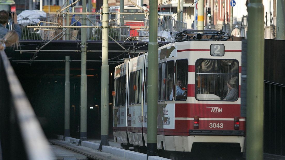 Tram rijdt de Haagse tramtunnel in