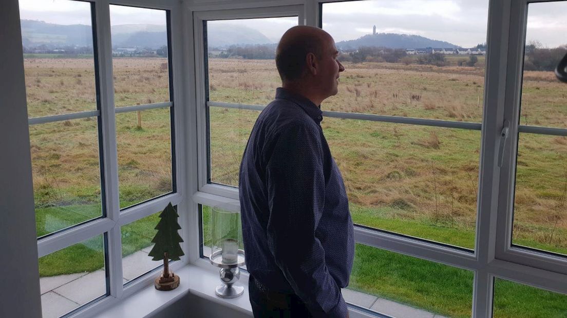 Hartman kijkt vanuit zijn Schotse woonkamer over de landerijen