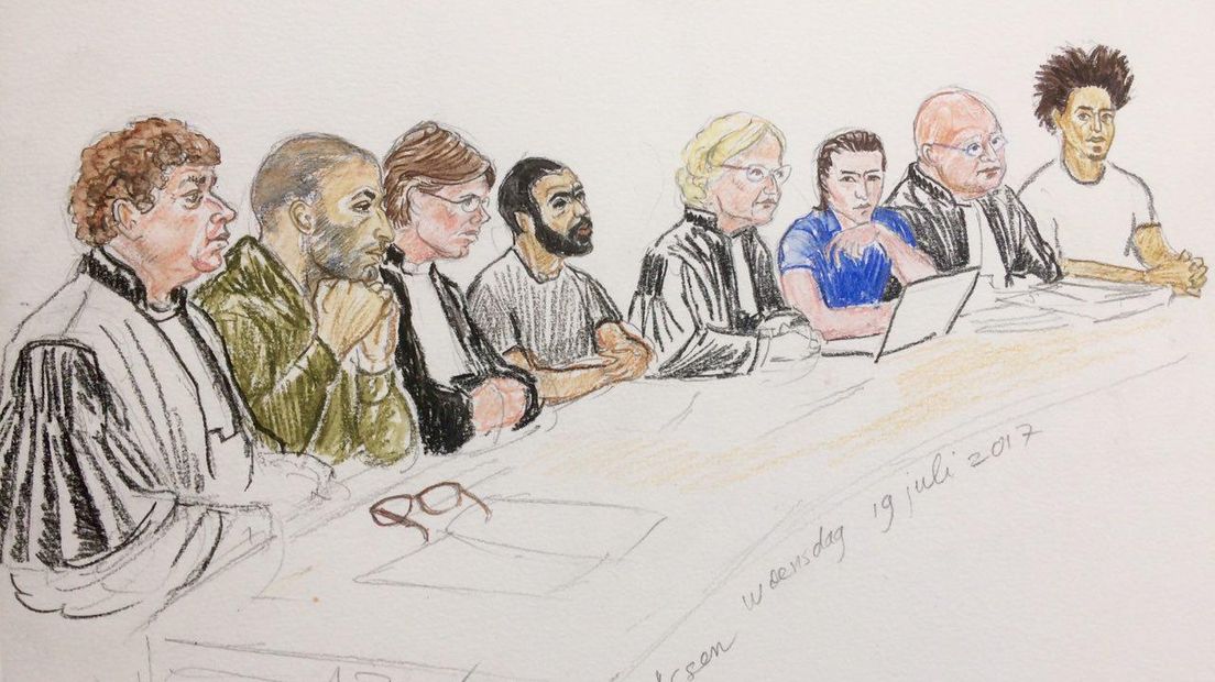 De verdachten in de rechtbank (tekening: Annet Zuurveen)