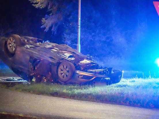 Auto belandt op de kop in de berm in Emmen