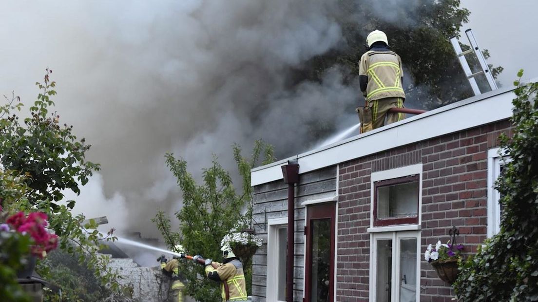 Grote brand legt schuur in as in Almelo