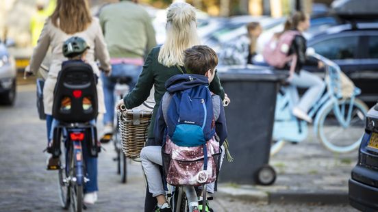 Kind bijna aangereden, ouders zijn verkeerschaos rond scholen zat Home