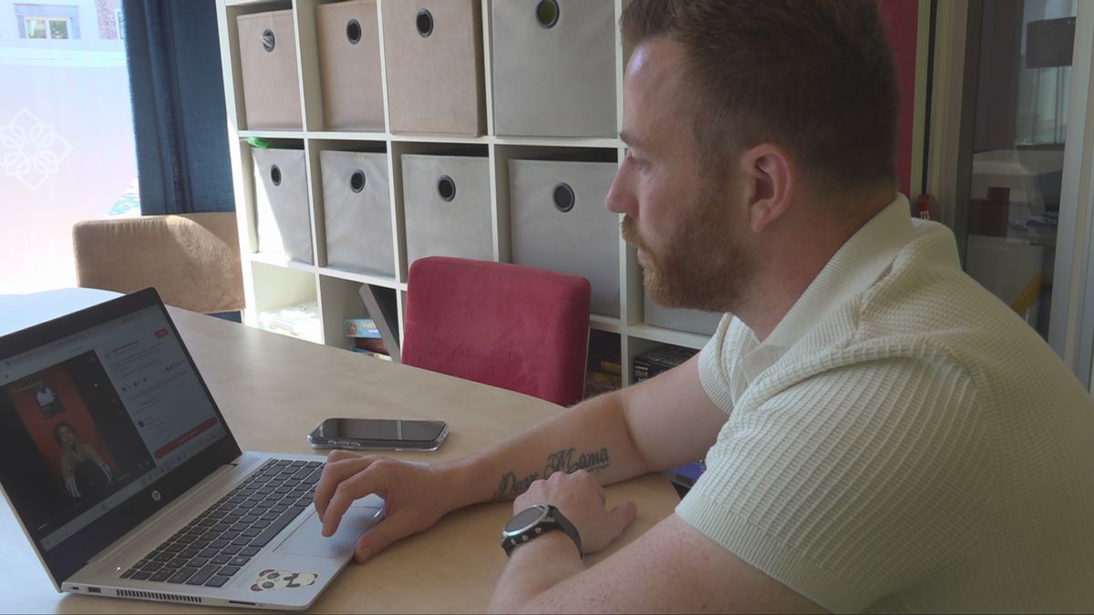 Jongerenwerker Kobus kruipt steeds vaker achter zijn laptop: 