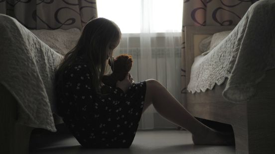 Man misbruikt zijn (stief)dochters bijna twaalf jaar lang: moet jarenlang de cel in