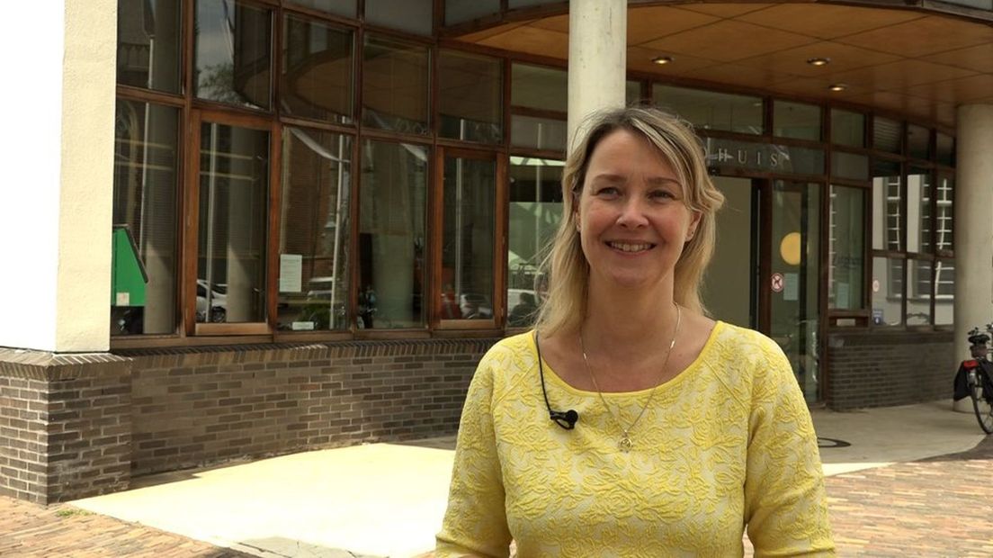 Wethouder Laura Werger voor het stadhuis in Zutphen.