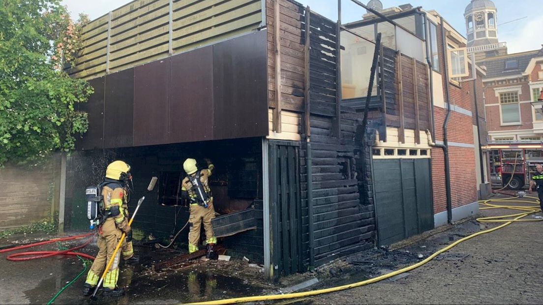 Werkplaats achter winkel en woning door brand verwoest