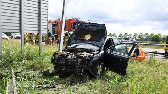 Persoon onwel achter het stuur: botsing op vrachtwagen en bord A73 Nieuws