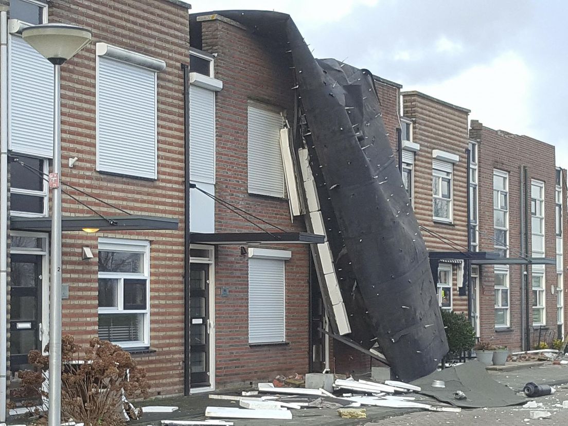 Van een huis in Spijkenisse Maaswijk is het dak weggewaaid.