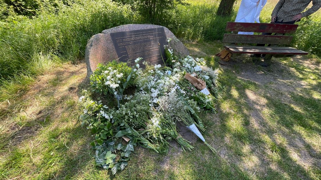 De bloemenzee bij de gedenksteen op de Geeselberg