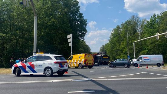 112 Nieuws: Auto doorgereden na aanrijding in Enschede, één persoon gewond. 112 Nieuws: Auto doorgereden na aanrijding in Enschede, één persoon gewond.