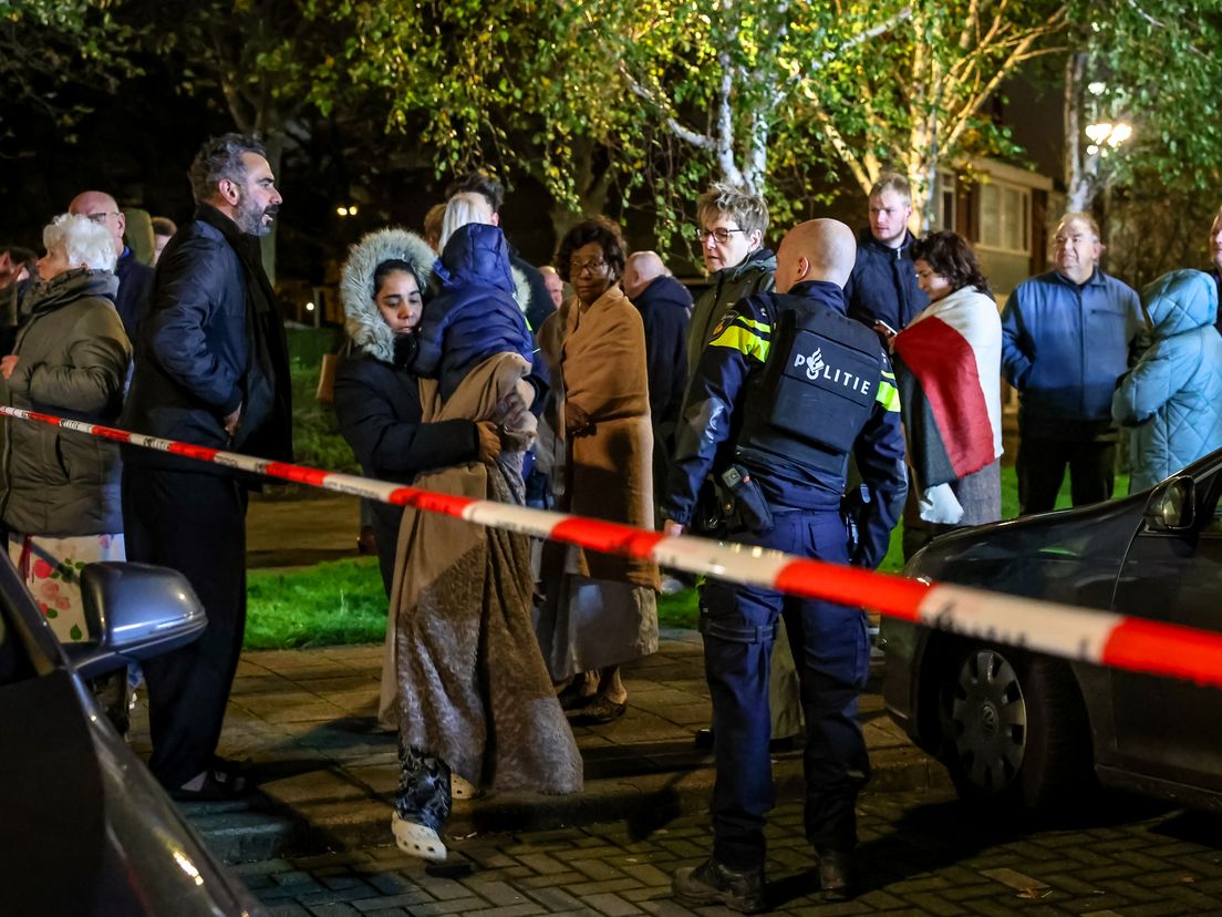 Mensen veelal nog in slaapkleding met een extra jas, op straat na de explosie in Schiedam