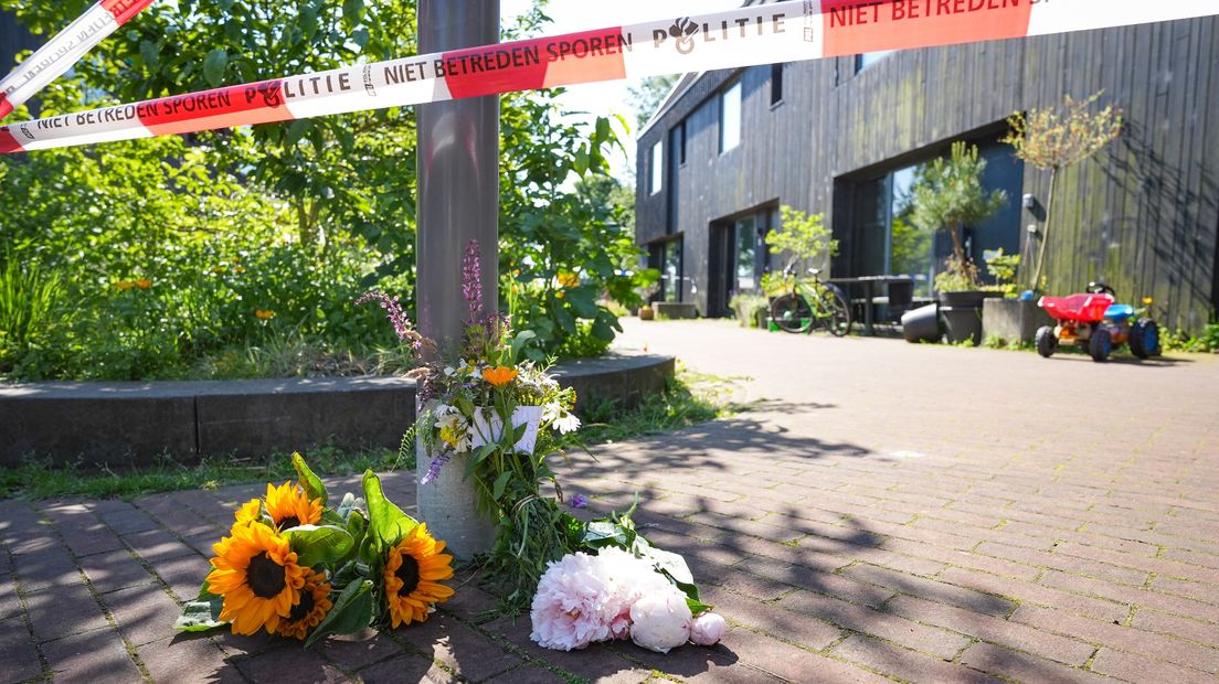 Bloemen bij de woning van het omgebrachte echtpaar in Meerstad