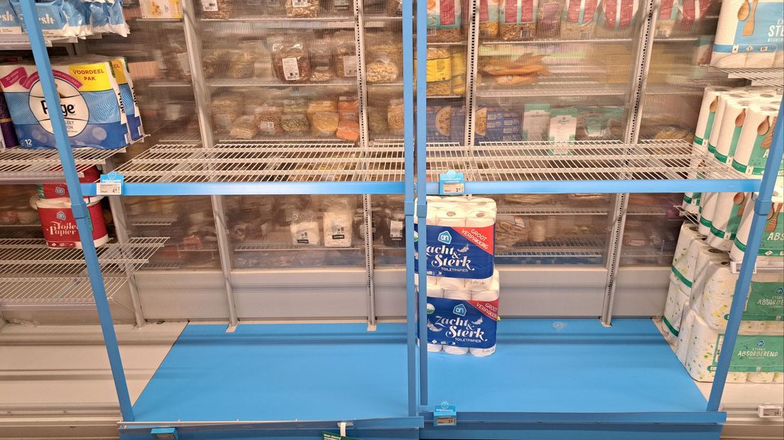 Lege schappen bij Albert Heijn in De Lier