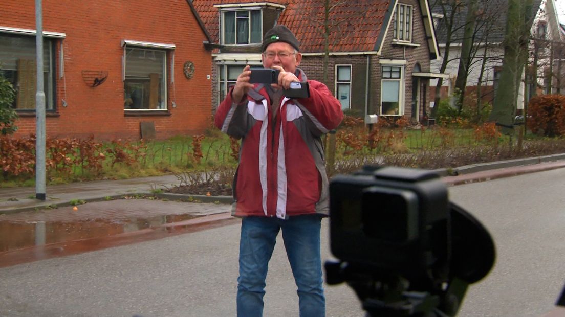 Opa Geert fotografeert de bus.