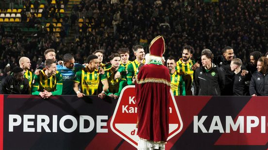 ADO ontvangt periodetitel uit handen van de Sint Nieuws