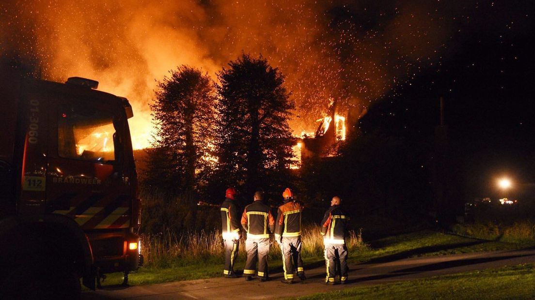 De brand woedde in een oud schoolgebouw in Weiwerd