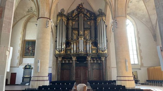 3500 pijpen van het orgel in de Martinikerk worden gestemd: 'Ik word wel zat van het geluid'