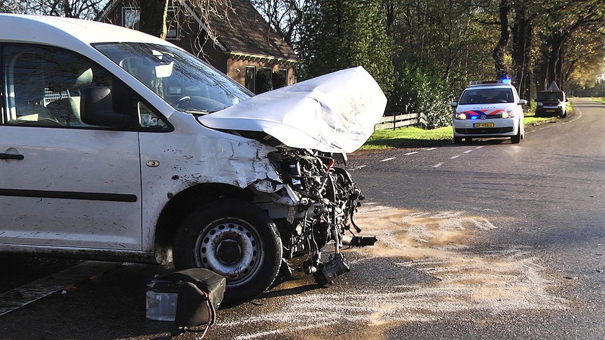Twee auto's botsen op elkaar bij Zwiggelte: veel blikschade