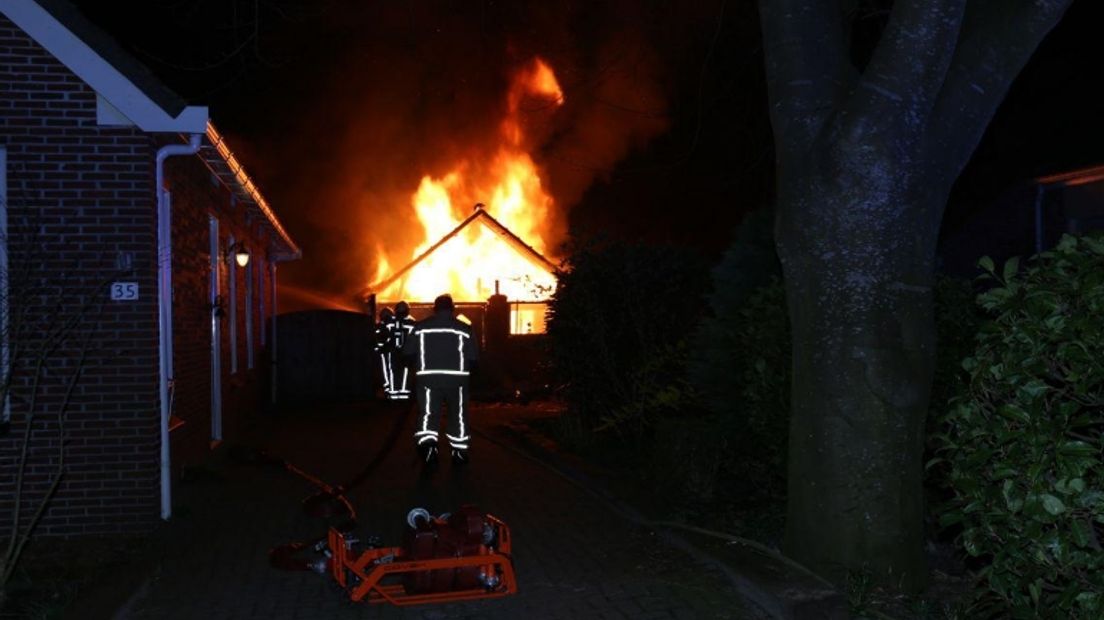 De vlammen sloegen uit het dak van de schuur (Rechten: Van Oost Media)