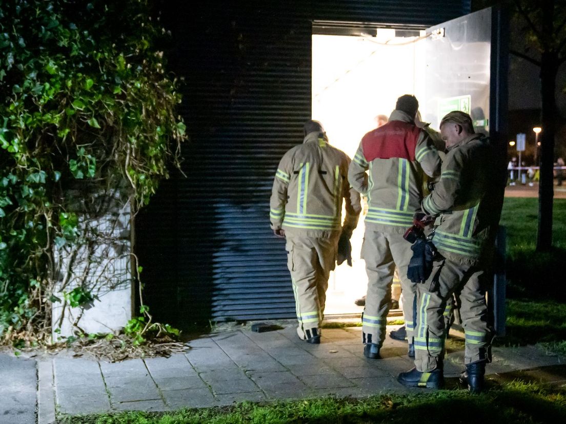 Brandweerlieden op weg naar passagierstrein