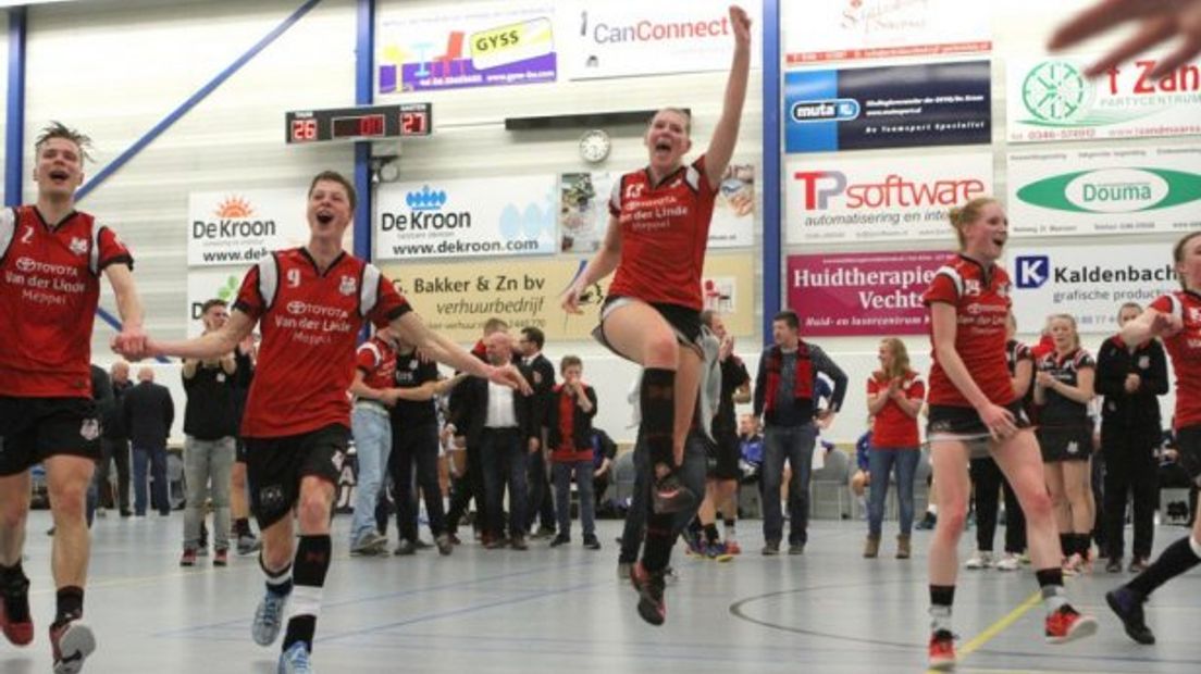 Blijdschap na de eerste overwinning van DOS'46 tegen OVVO (Rechten: Herry Borrink)