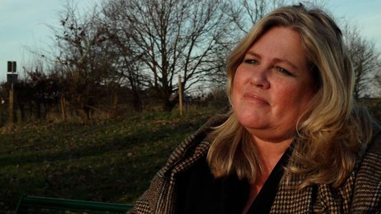 Karine (53) ziet liefdesavontuur in Winter Vol Liefde al na een uur stranden