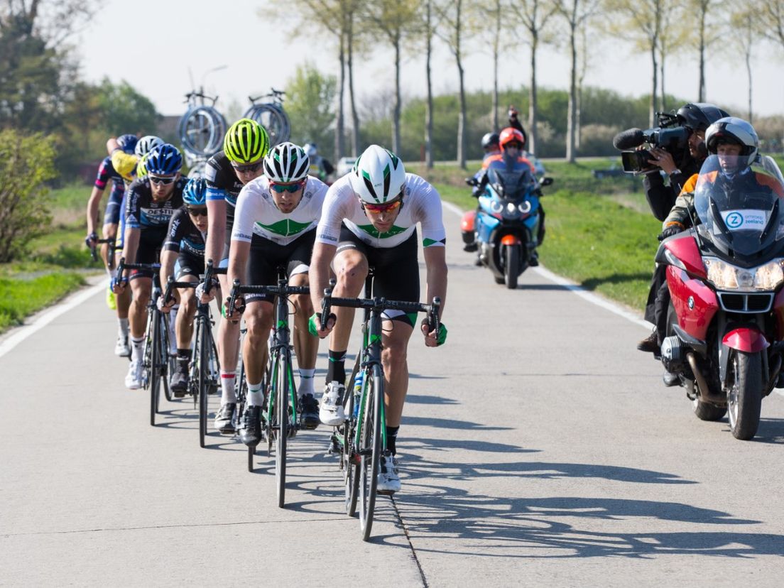 Delta Cycling Rotterdam in de witte shirts tijdens de koers (Bron: Leon van Bon)