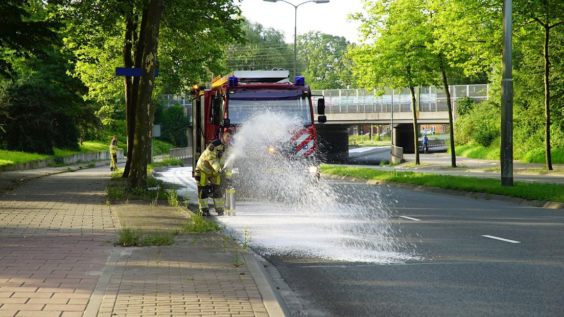 Brandweer ruimt spoor van diesel op in Deventer