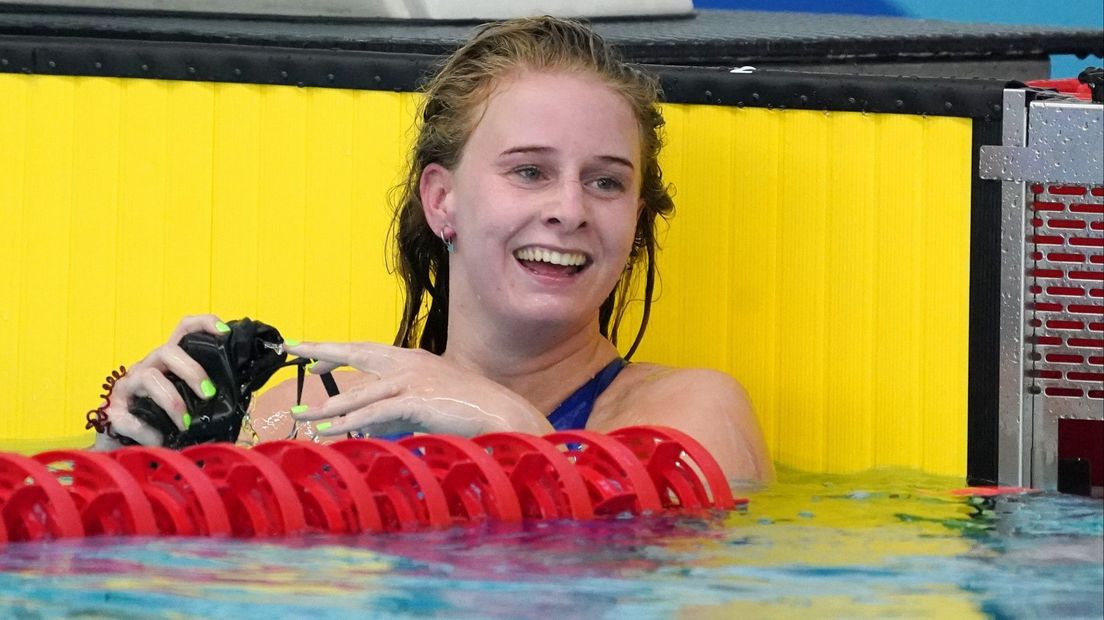 Tes Schouten lacht in juni nadat ze opnieuw haar Nederlands record op de 200 meter schoolslag heeft aangescherpt