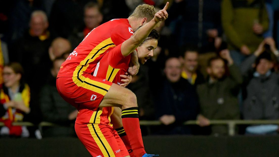 Mats Deijl wordt bejubeld nadat hij de 4-2 heeft gemaakt tegen Heracles