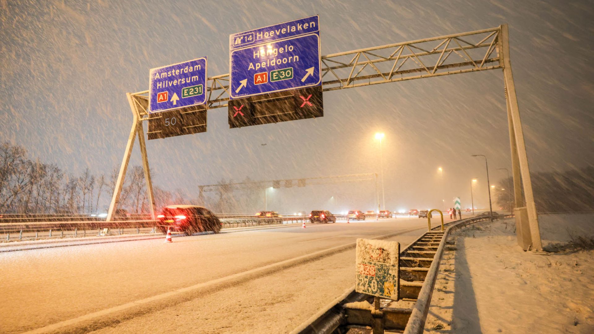 Ongeluk A28 tijdens hevige sneeuwval, automobilisten negeren rood kruis
