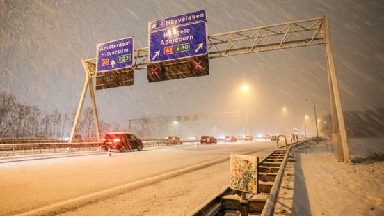 Ongeluk A28 tijdens hevige sneeuwval, automobilisten negeren rood kruis. Ongeluk A28 tijdens hevige sneeuwval, automobilisten negeren rood kruis.