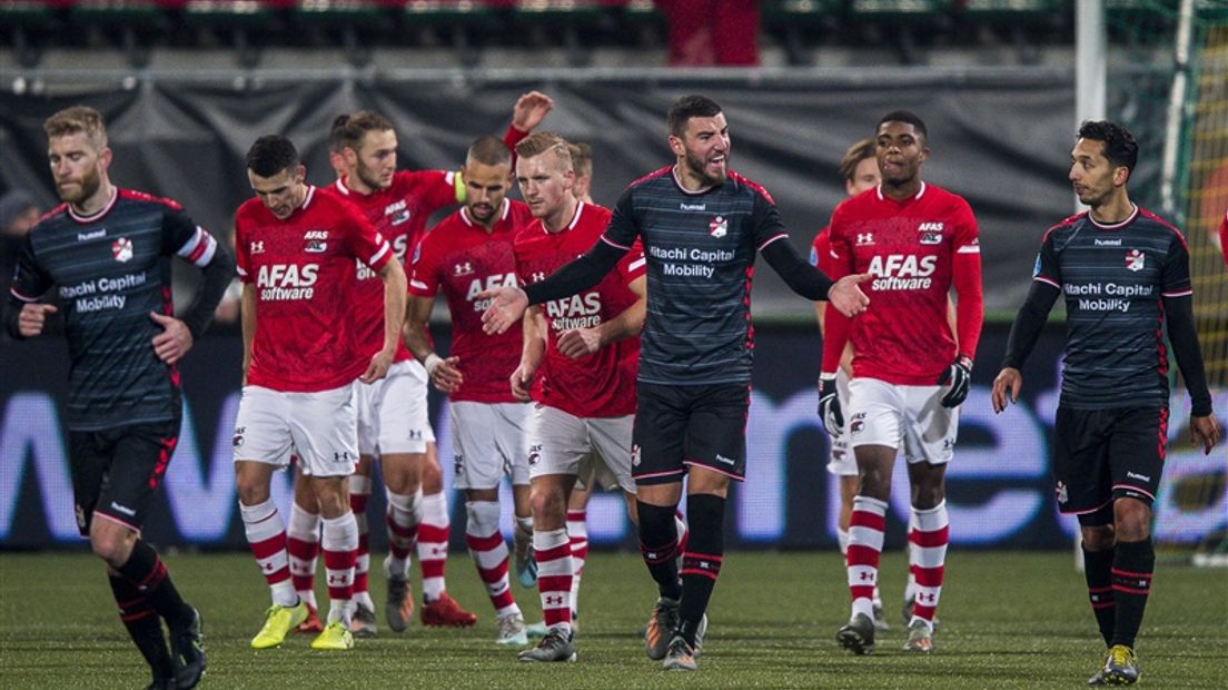 AZ viert een treffer tegen FC Emmen. In Den Haag won de nummer 2 met 3-0 (Rechten: Hollandse Hoogte, Cor Lasker)