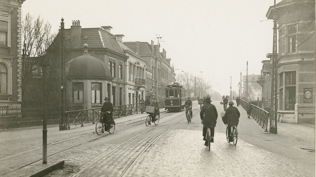 Blik vanuit Stad op het Herewegviaduct in 1926, met links Hereweg 2 en rechts Hereweg 1