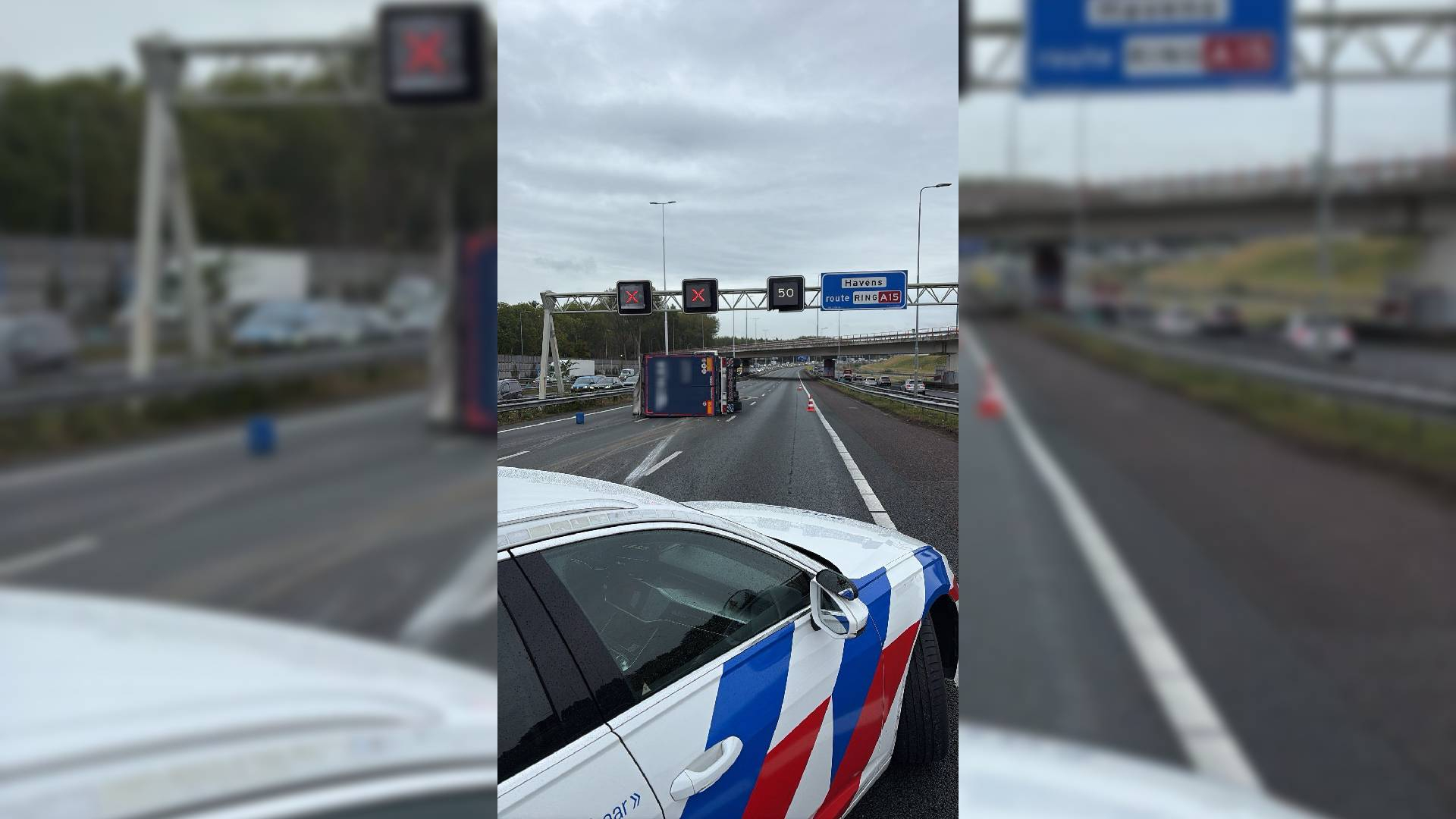 De vrachtwagen ligt op het midden van de weg