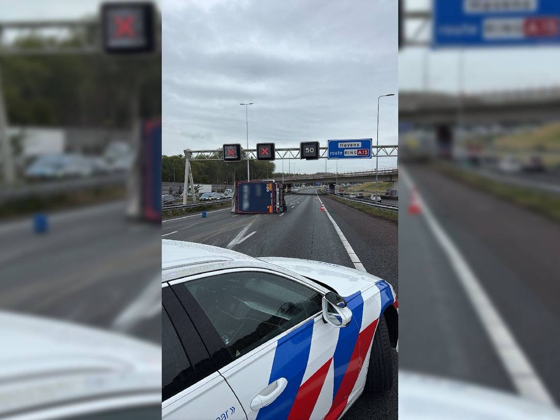 De vrachtwagen ligt op het midden van de weg