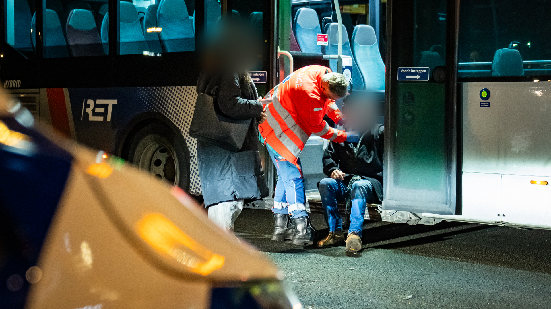 Passagiers van de bus zijn nagekeken na de botsing.