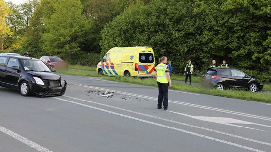 Botsing, auto rijdt weg • twee autos botsen.