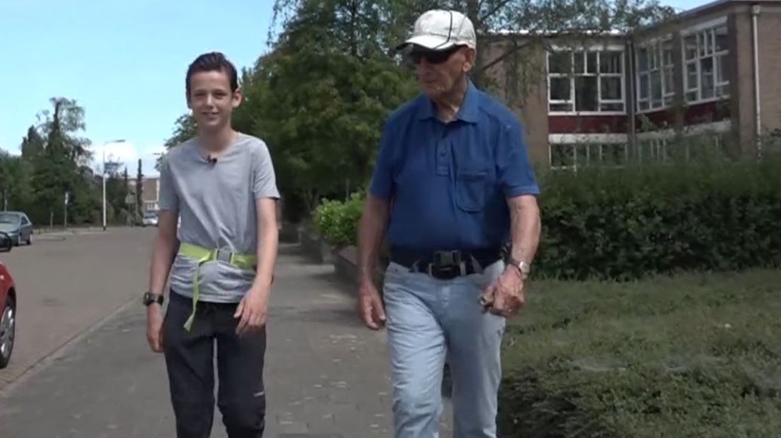 Bert van der Lans is samen met kleinzoon Beau begonnen met trainen voor de 101e editie van de Vierdaagse in Nijmegen. Dat lijkt niet bijzonder maar de 85-jarige Bert hoopt in juli zijn 70ste Vierdaagse te volbrengen.