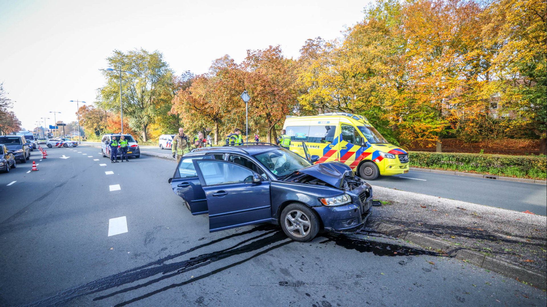 Auto knalt op lantaarnpaal, 1 gewonde naar het ziekenhuis