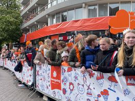 Koninklijke familie arriveert per bus in Emmen, luid toegezongen door Bouke