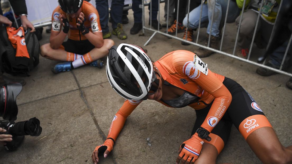 Annemarie Worst uit Nunspeet is zaterdagmiddag tweede bij het WK veldrijden geworden. De Gelderse kon de wereldtitel ruiken, maar werd in de sprint geklopt door Ceylin del Carmen Alvarado.