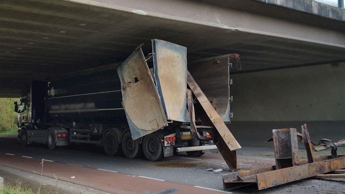 De vrachtwagen met te hoge lading heeft het viaduct geramd in Enter