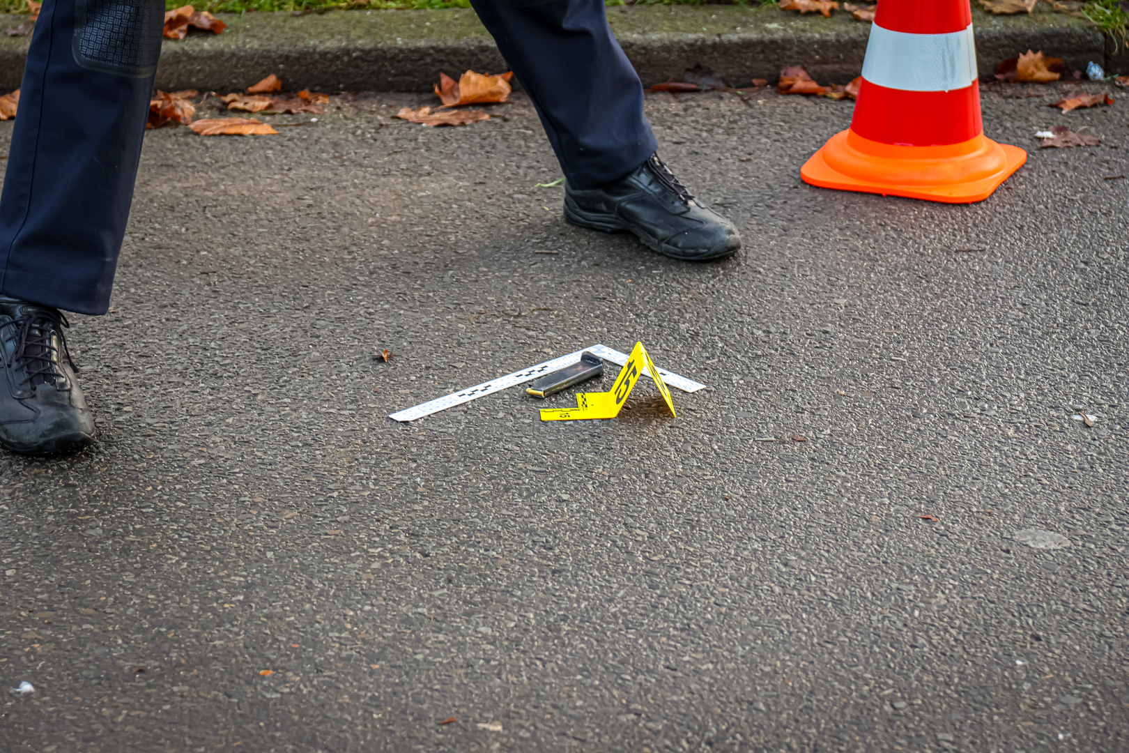De politie heeft nog geen wapen gevonden, maar wel een magazijn.