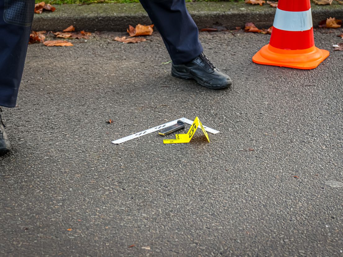 De politie heeft nog geen wapen gevonden, maar wel een magazijn.