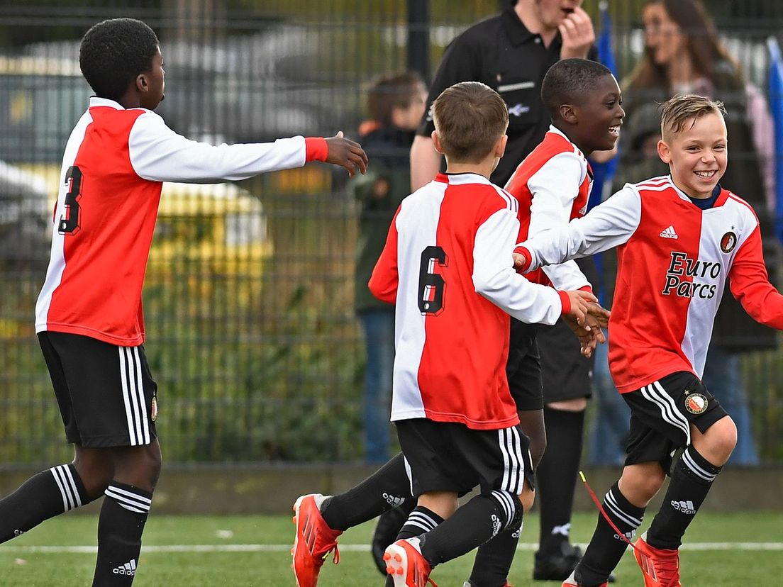 Lachende jeugdspelers van Feyenoord Onder 10. Tekst gaat verder onder de foto