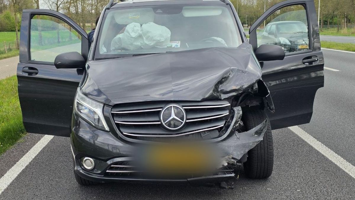 Schade en verkeersstremming bij aanrijding Bennekom