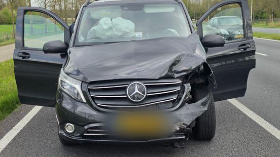 Schade en verkeersstremming bij aanrijding Bennekom