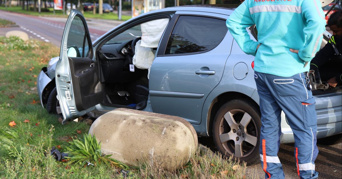 Automobilist rijdt betonblok uit middenberm