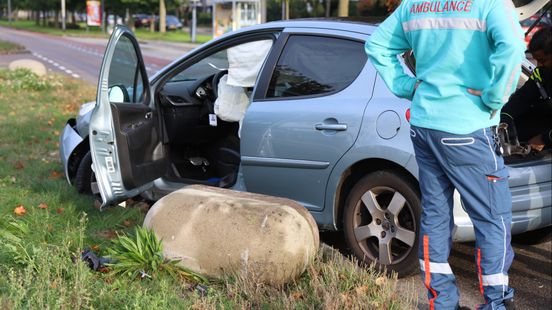 Automobilist rijdt betonblok uit middenberm Home
